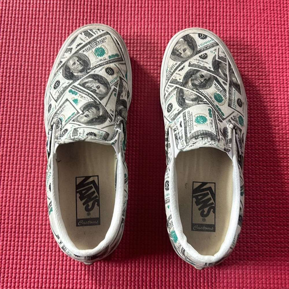 Men’s size 6  women’s size  7.5 money covered  vans